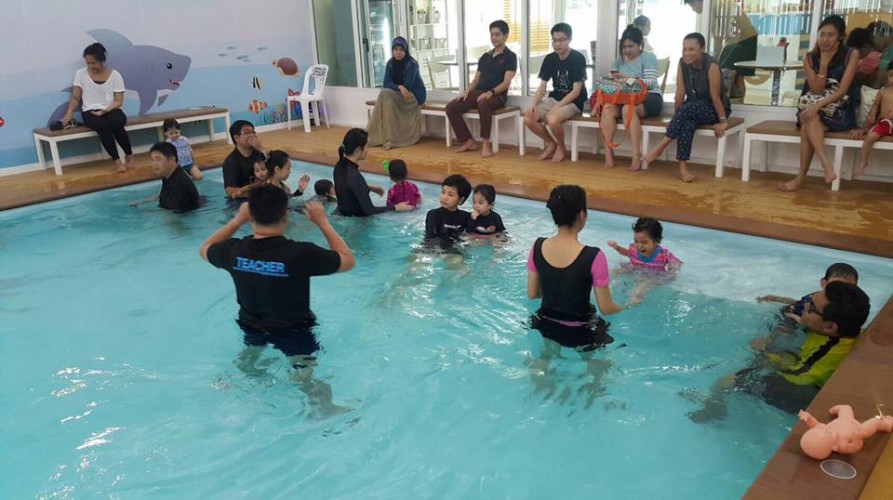 เรียนว่ายน้ำให้ลูกน้อย
