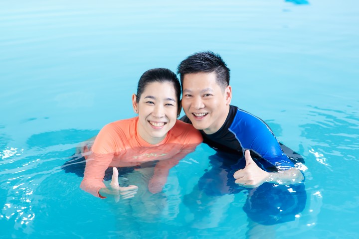 ดร.แฟรงค์และคุณนิว ศูนย์การเรียนการสอนว่ายน้ำเด็กมาตราฐานสากล baby swimming