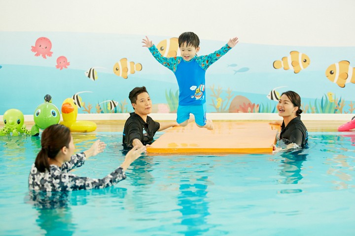 สอนว่ายน้ำเด็กเล็ก สระน้ำอุ่น สระน้ำเกลือ สระว่ายน้ำทารก สระว่ายน้ำเด็ก baby swimming