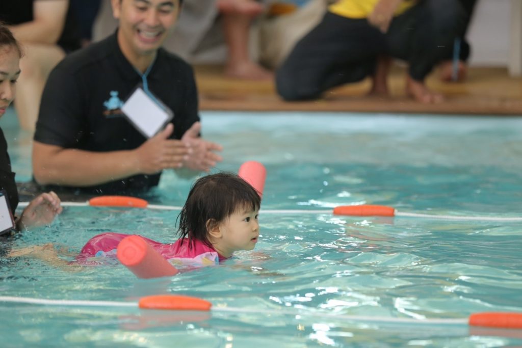 14.เข้าร่วมงานมหกรรมกีฬาว่ายน้ำทารกและเด็กเล็ก Baby Swimming