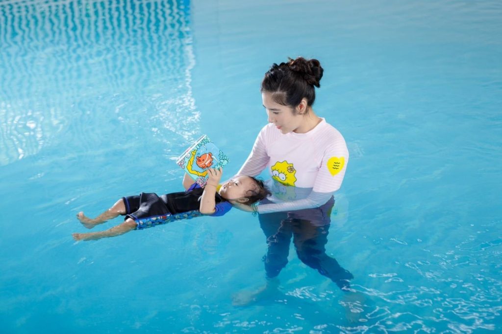 2.หลักสูตรสอนว่ายน้ำและทักษะการเอาตัวรอดในน้ำหากเกิดเหตุฉุกเฉิน Baby Swimming