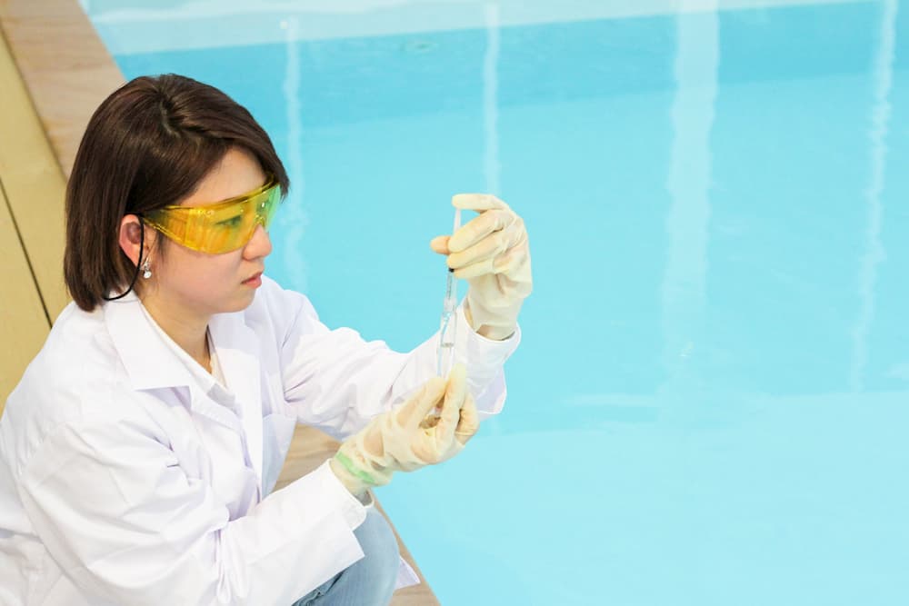 monitoring chlorine level in kids swimming pool